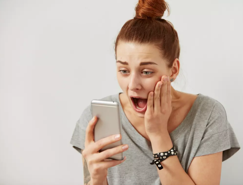 Номофобия. Фото : Студия WAYHOME , Shutterstock.com