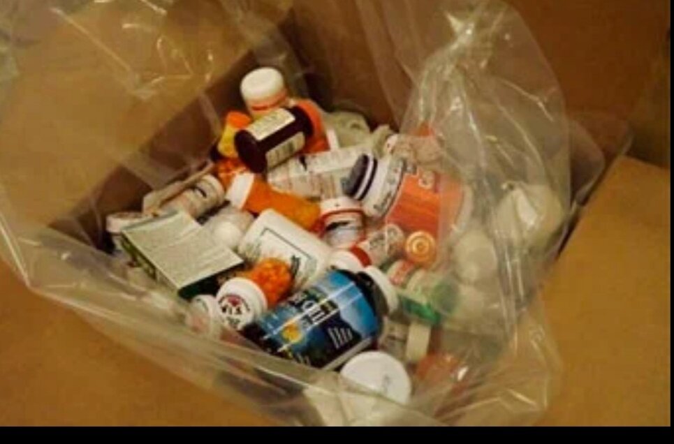 Просроченные лекарства. Хранение лекарственных препаратов. Пакет с лекарствами. Коробки с медикаментами.
