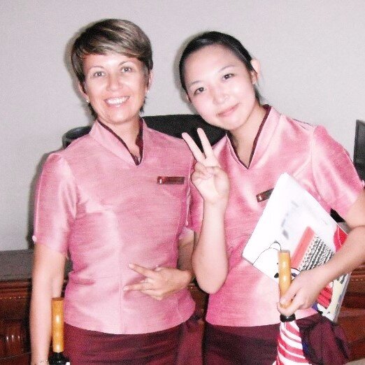 я и девочка-японка (стажёр) в лобби отеля "Сока бич резорт", 2012 г.
