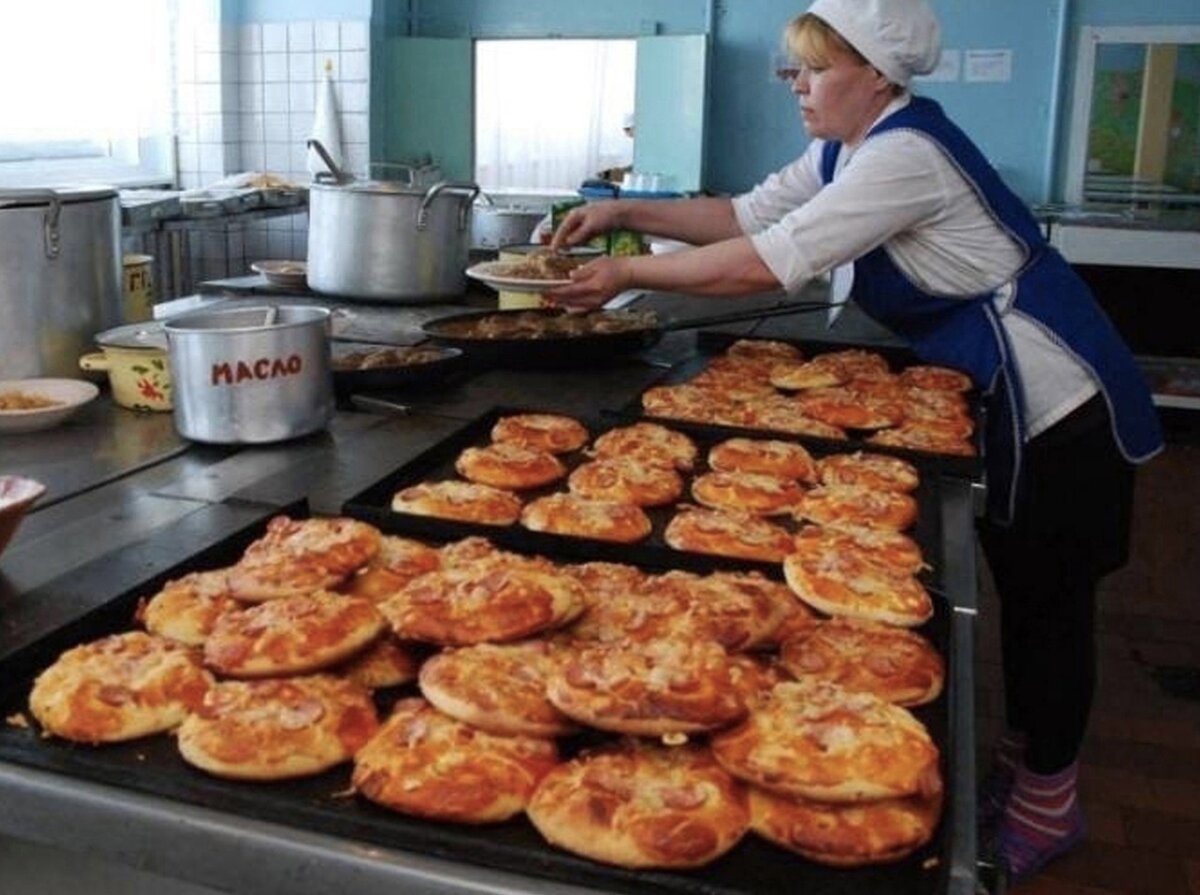 Пицца в школьной столовой фото