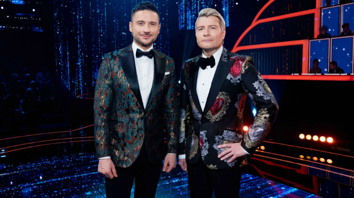 мужчина за трибуной. оратор и аудитория. девушка выступает на конференции. публичные выступления боязнь доклад. выступать на публике.