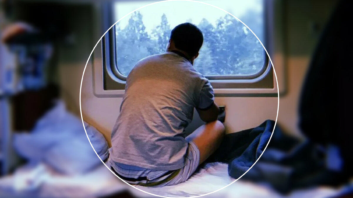 если человек с нижней боковой полки не разложил постель и сидит за столиком, можно разрешить пассажиру с верхней полки хотя бы сесть поесть