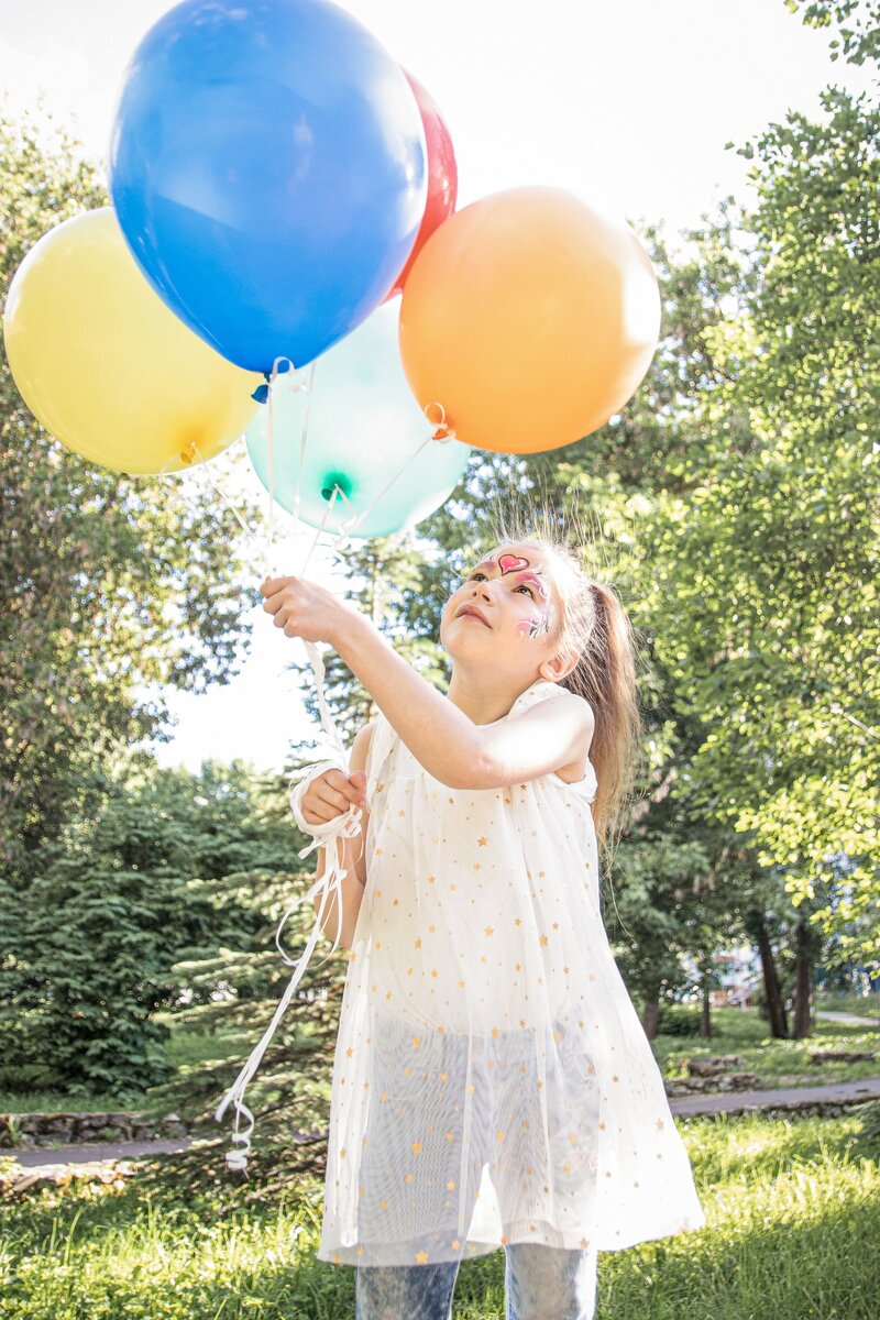 Ромашка улыбается. Цветочек улыбается. Девочка смеется. Пусть ваш смех. Картинки с 1 апреля красивые.