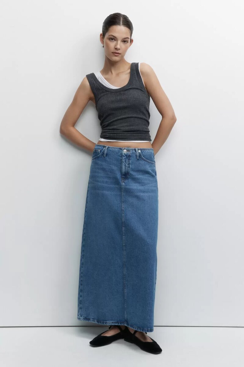 Посмотрите на весенне-летние показы мод и уличный стиль, чтобы вдохновиться на создание образа "джинсовая юбка + кроссовки".-14