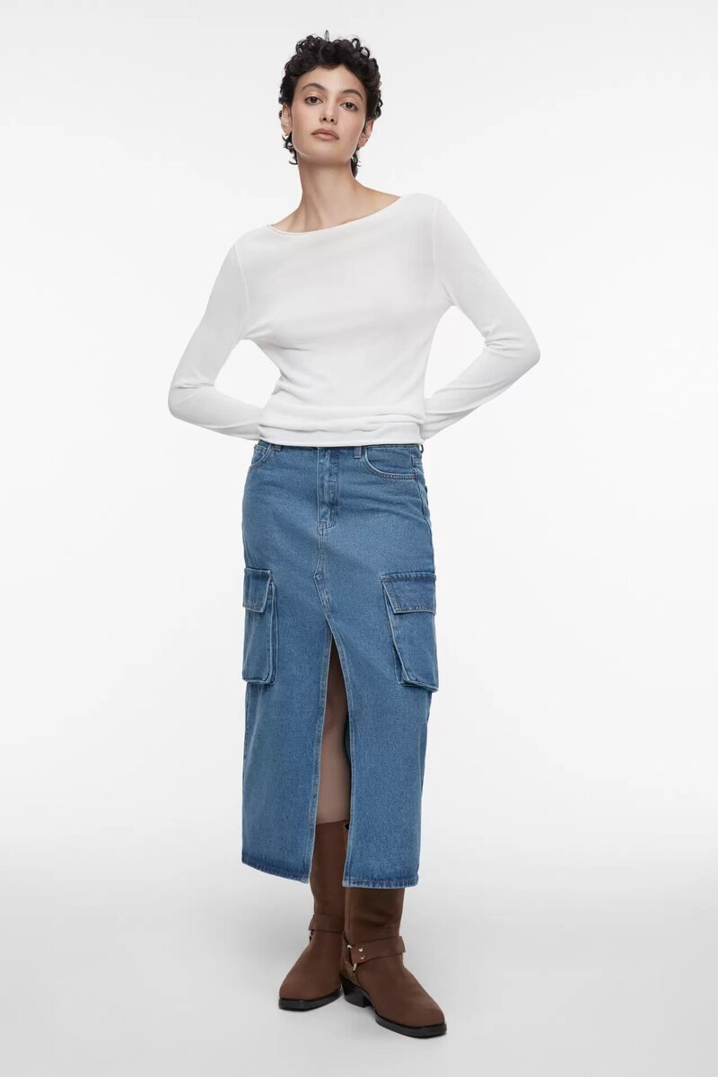 Посмотрите на весенне-летние показы мод и уличный стиль, чтобы вдохновиться на создание образа "джинсовая юбка + кроссовки".-15