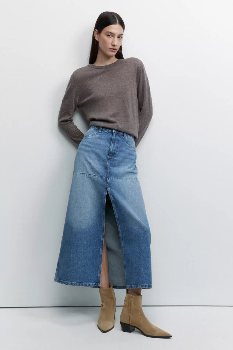 Посмотрите на весенне-летние показы мод и уличный стиль, чтобы вдохновиться на создание образа "джинсовая юбка + кроссовки".-16