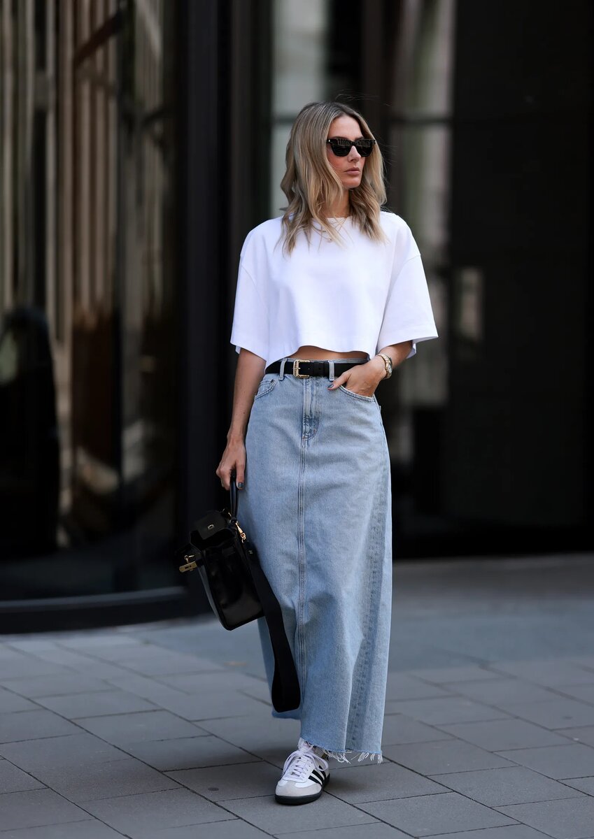Посмотрите на весенне-летние показы мод и уличный стиль, чтобы вдохновиться на создание образа "джинсовая юбка + кроссовки".-5