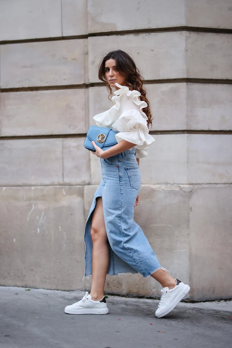 Посмотрите на весенне-летние показы мод и уличный стиль, чтобы вдохновиться на создание образа "джинсовая юбка + кроссовки".-8