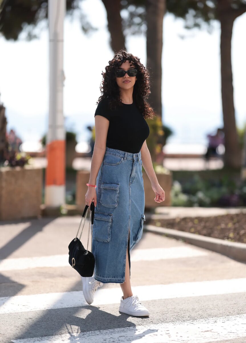 Посмотрите на весенне-летние показы мод и уличный стиль, чтобы вдохновиться на создание образа "джинсовая юбка + кроссовки".-9