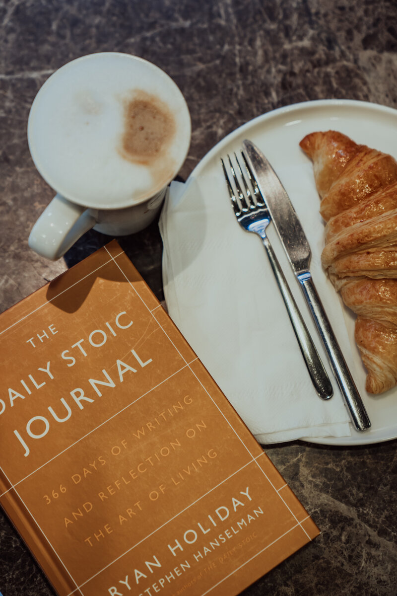 Мой главный инструмент самокоучинга- дневник стоика. Отвечая на вопрос дня, я понимаю, как действовать