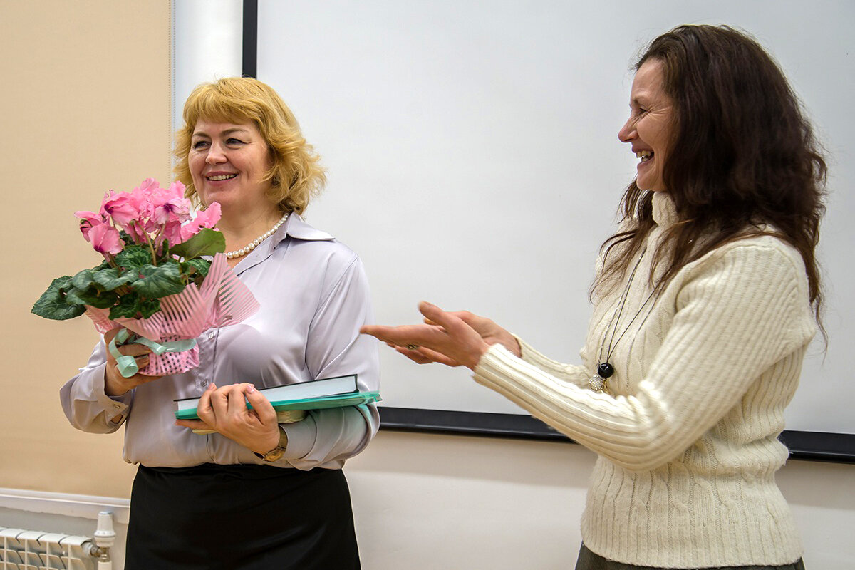 Директор музея-заповедника "Овстуг" Оксана Михайловна Шейкина принимает поздравления. 