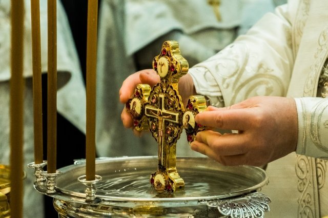 крещенская вода в бутылках. сколько хранится вода. святая вода. бутылка воды во льду. для святой воды.