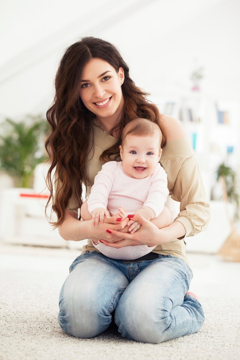 С 1 февраля сумма материнского капитала при рождении первенца составит 631 тыс. руб., а при рождении второго ребенка — 834 тыс. руб. Рассказываем, как будет работать программа в 2024 году и на что можно использовать средства маткапиталаОдним из самых популярных способов использования господдержки остается улучшение жилищных условий и оплата ипотеки. По данным Минтруда, в 2023 году такой возможностью воспользовались свыше 677 тыс. семей.Право на выплату имеют:женщины, которые родили или усыновили второго или последующего ребенка после 1 января 2007 года;женщины, которые родили или усыновили первого ребенка после 1 января 2020 года;мужчины, которые являются единственными усыновителями второго или последующего ребенка, если решение суда вступило в силу после 1 января 2007 года;мужчины, которые являются единственным усыновителем первого ребенка, решение суда об усыновлении которого вступило в силу с 1 января 2020 года;мужчина имеет право на маткапитал, если у матери прекращается право на маткапитал — она умерла, лишена родительских прав на ребенка, совершила умышленное преступление против ребенка или отменено усыновление ребенка ею. Речь также идет об отцах, которые воспитывают ребенка после смерти матери, не имевшей российского гражданства;несовершеннолетние дети или учащиеся очно в возрасте до 23 лет тоже могут претендовать на маткапитал при одном из условий: первое — если у матери, отца или усыновителя прекратилось право на маткапитал; второе — у матери прекратилось право, а у отца оно не возникло. Чтобы дети смогли распорядиться материнским капиталом, обычно нужно участие органов опеки.