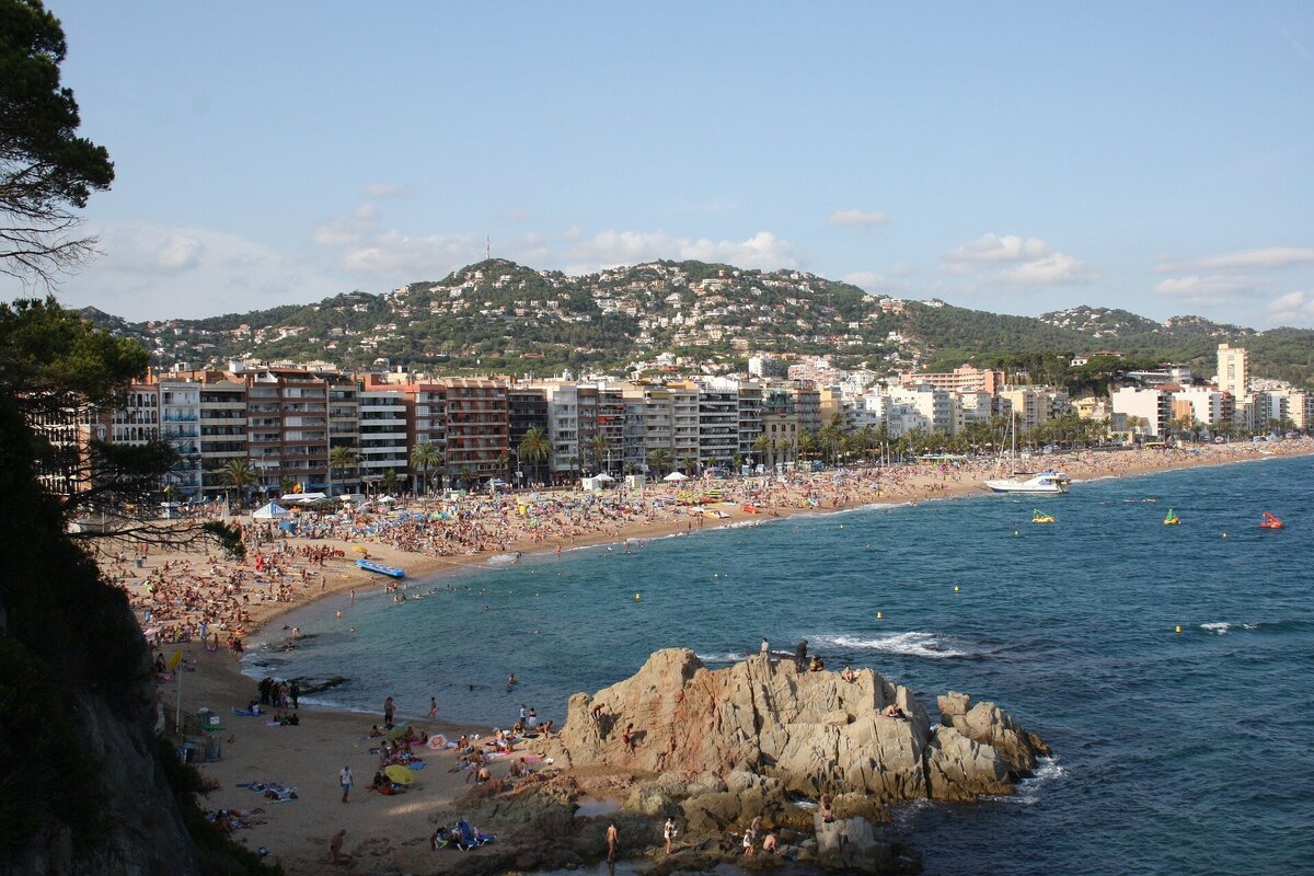Пляж Playa de Fenals отделён от центрального пляжа курорта живописной скалой и находится южнее — это идеальное место для семейного отдыха, с зоной для занятий дайвингом. Фото: Thomas Tangelder / Pixabay