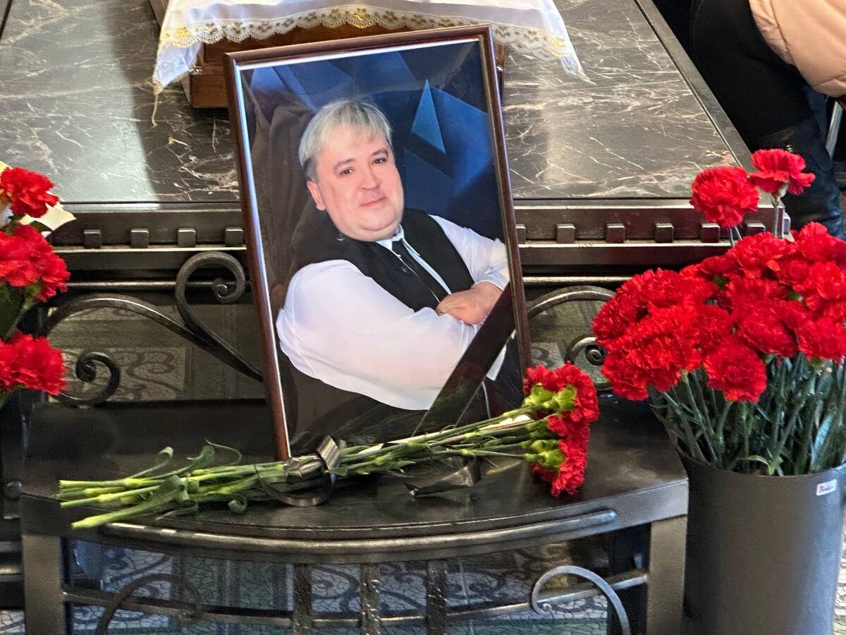 Алексей завьялов актер похороны. Алексей осипов могила. Похороны актера алексея. Алексей осипов актер похороны. Алексей осипов актер похороны.