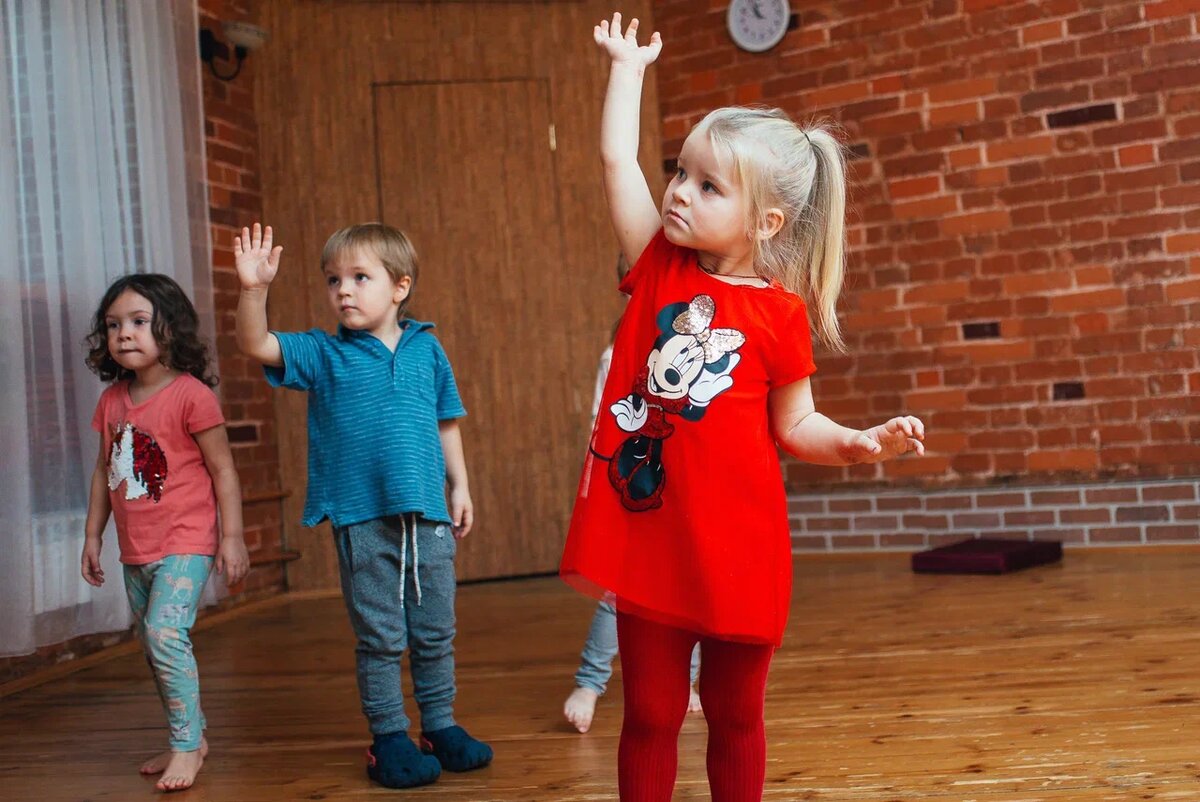 дети творчество. дети играют. курс дети 1 3 года. развивающие занятия для детей. курс дети 1 3 года.