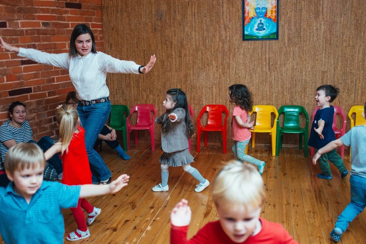 мама и дошкольник. занятия мамы. мама и малыш занятия. мать с ребенком. дошкольник с родителями.