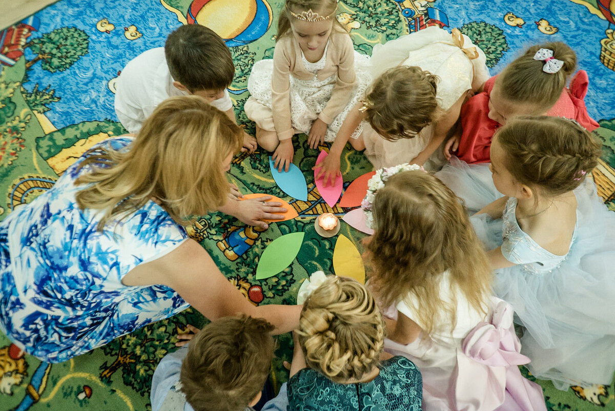 интерактивный стол для дошкольников. курсы развития для детей от 4 лет. детские развивающие курсы. курсы развития для детей от 4 лет. ребенок игра занятия.