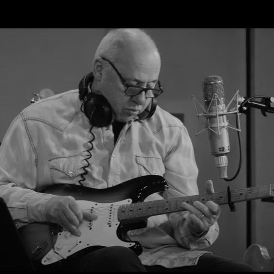     Картина Beatles и гитары Марка Нопфлера проданы на аукционе