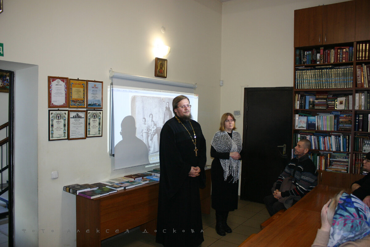 Кн киров. Книжный магазин территория киров. Киров сергей миронович. Киров сергей миронович в цвете. Книжка магнит.