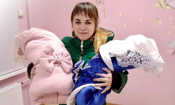 Новорождённые близнецы в роддоме. Близнецы тройняшки. Родила 3 двойню. Молодая мама родила в 12 лет. Выписка с роддома двойни и тройни.