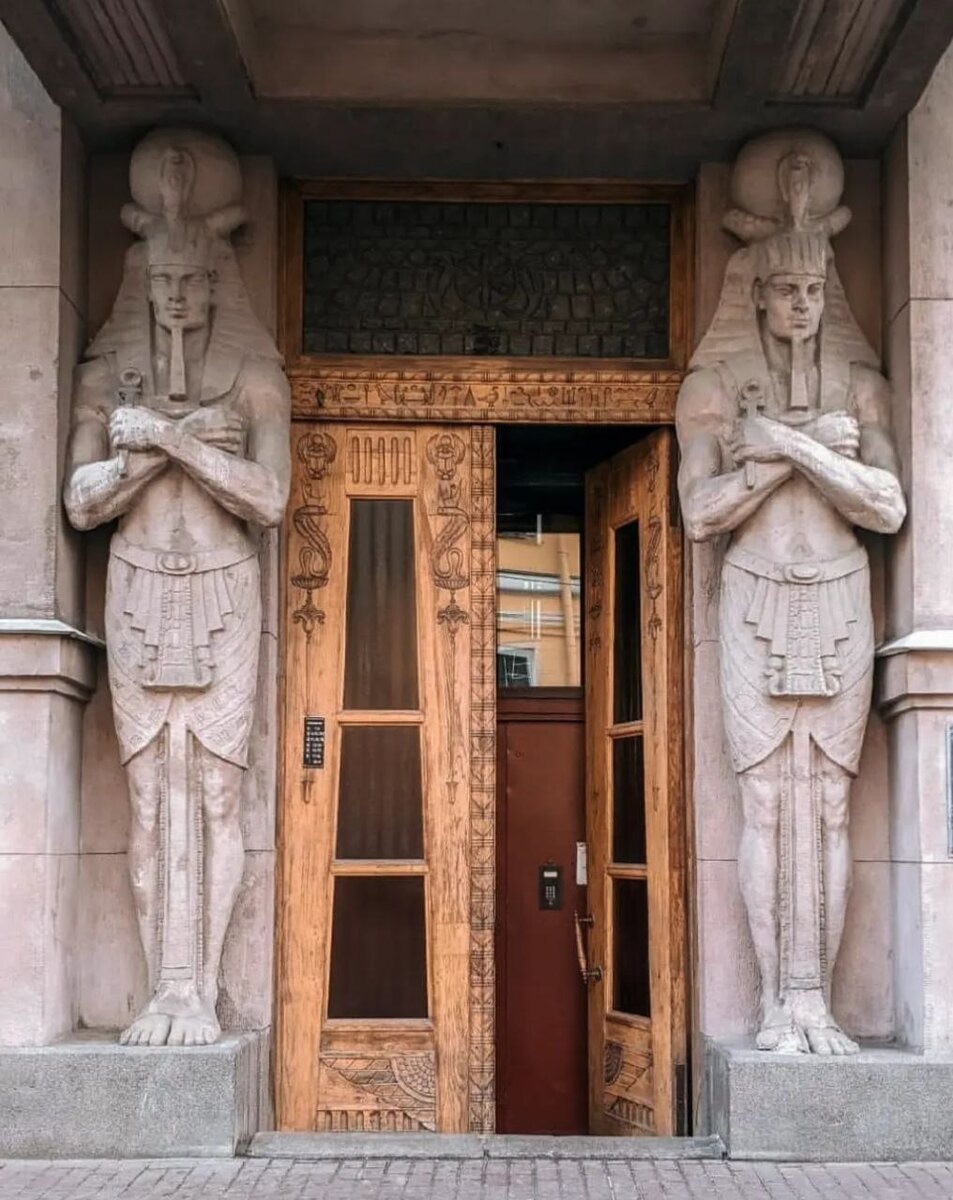 Вход в необычный дом