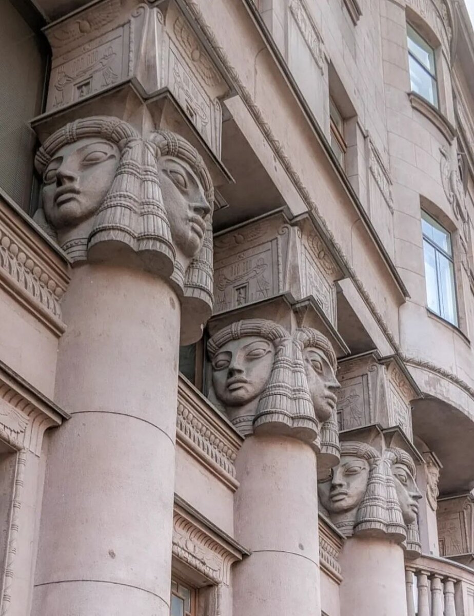 Древнеегипетские мотивы на фасаде