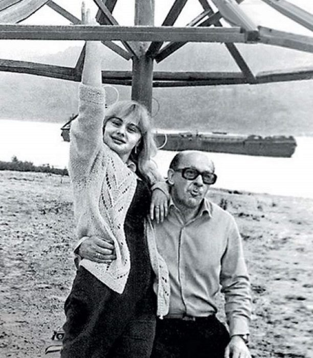 Евгений Евстигнеев с дочерью Машей (а в некоторых источниках пишут, что с Цывиной – на черно-белом фото сложно разобрать). 