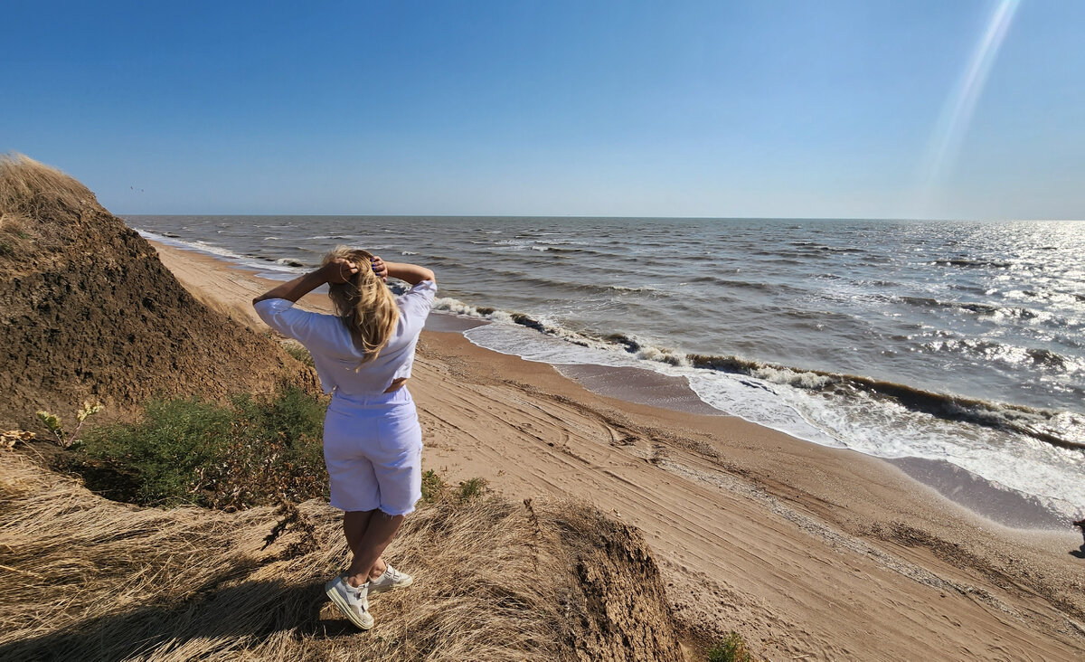 То самое место. Вид сверху. Август 2023 г. Много километров песочного  совсем безлюдного пляжа. Ветерок, солнце, вид завораживает.