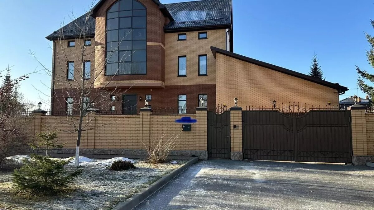     В Тюмени пытаются продать за 245 миллионов рублей эксклюзивный трехэтажный коттедж площадью более 1 тысячи квадратных метров. Дорогостоящее жилье находится в районе Дома Обороны, недалеко от эко-парка «Затюменский».