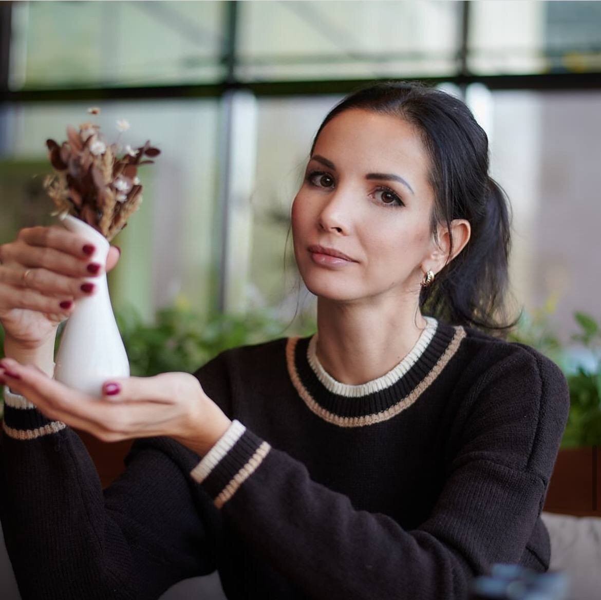 Привет, я Катя- хозяйка интернет-магазина итальянской бобинной пряжи WWW.BOBINKA.SHOP 
В этом блоге Яндекс Дзен я решила делиться своими знаниями о бобинной пряже со своими подписчиками.

Опыт работы с бобинной пряжей у меня достаточно большой, так как я практиковала вязание на заказ, а позднее открыла свой магазин пряжи, где через мои руки проходит очень много разных артикулов, из которых я вяжу образцы и изделия, также получаю обратную связь от своих клиентов.

В этом блоге будет несколько категорий:

1. Раздел для новичков, в котором я буду знакомить вас с основами работы с бобинной пряжей

2. Раздел Для пользователей, имеющих опыт работы с бобинной пряжей, в котором я буду:

-знакомить с разными артикулами бобинной пряжи, давать рекомендации по работе с разными составами

-Буду брать интервью у опытных вязальщиц, которые хотят поделиться своими секретами и наработками

-Расскажу о своем опыте вязания на заказ, опыте создания интернет- магазина.

-Дам советы мастерам, планирующим вязать на заказ, рукодельницам, которые хотят открыть интернет-магазин пряжи.

Если у вас есть какие-то пожелания, какую тему вы хотели бы обсудить, о чем хотели бы узнать подробнее – присылайте ваши вопросы на ящик bobinka.motok@gmail.com