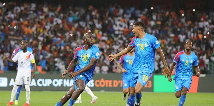 Футболисты ДР Конго празднуют взятие ворот Гвинеи