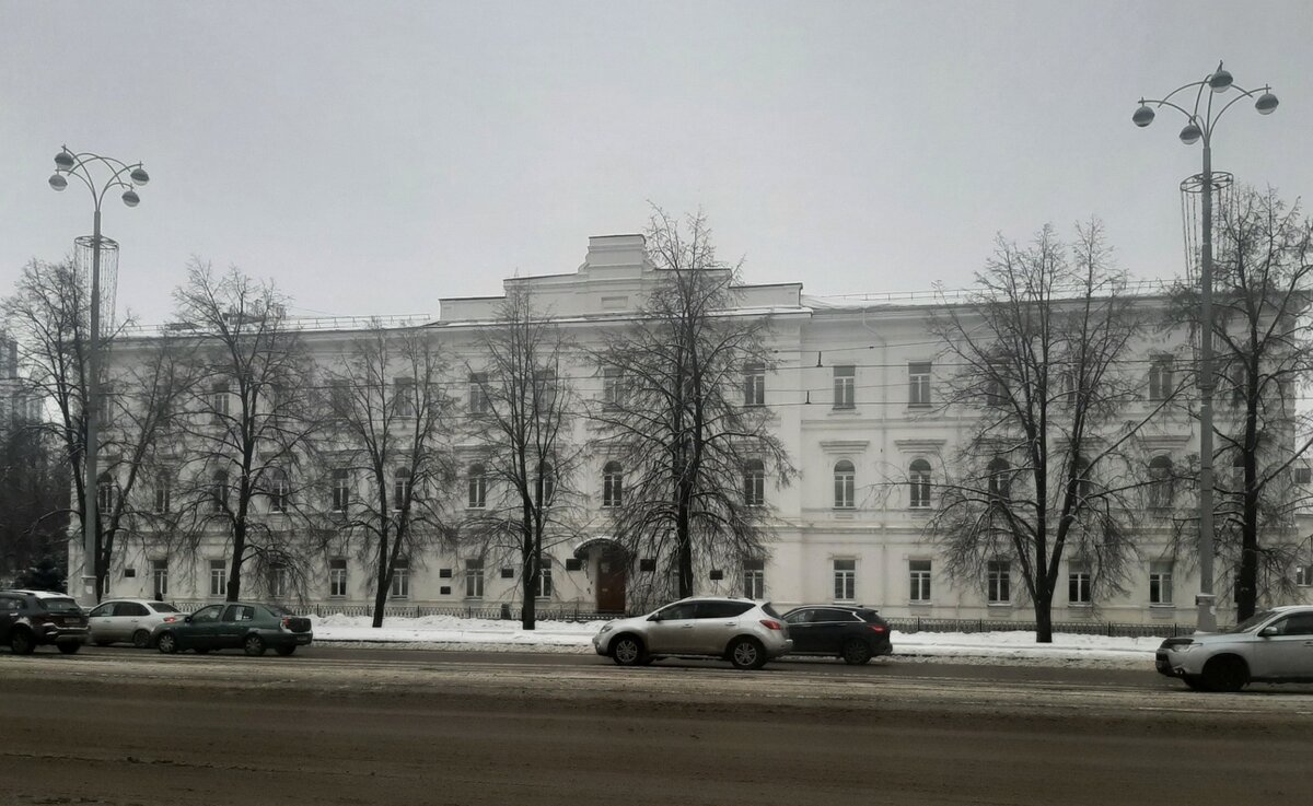 Здание гимназии № 9  проспект Ленина, 33