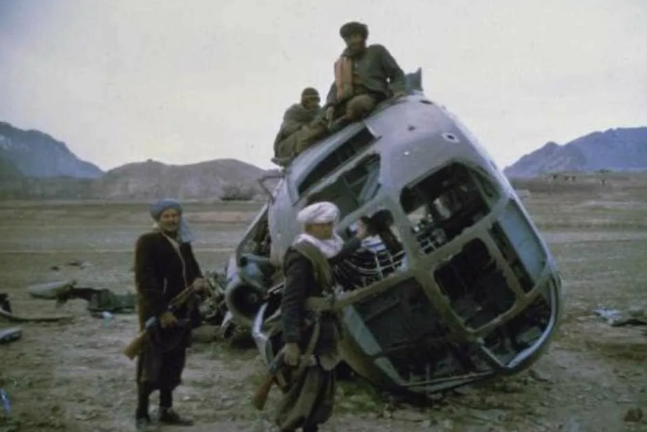 Душманы рады новому трофею. Сбили вертолет ШУРАВИ. Фото из открытых источников.