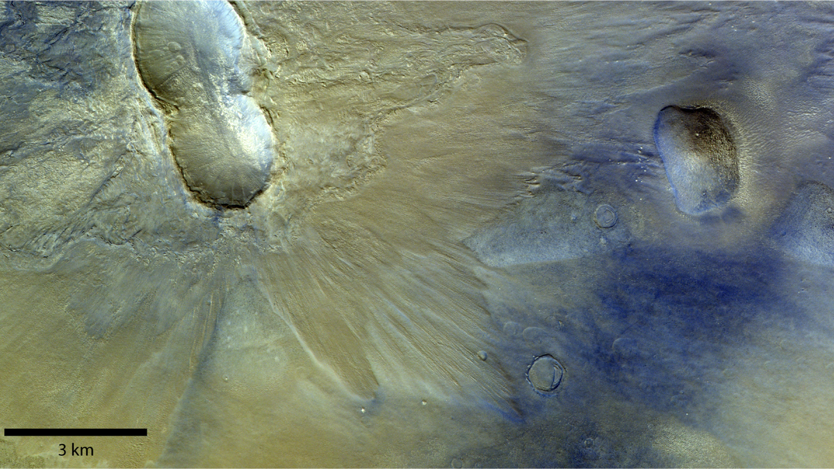 Эффектный двойной кратер доминирует на этом фото Марса. Он расположен на плоской Равнине Аркадия (39,1° с.ш./174,8°в.д.).

Подобные кратеры образуются в результате близкого одновременного падения двух метеоритов. Оба ударных элемента, возможно, произошли от одного и того же объекта, который раскололся при входе в марсианскую атмосферу. Кратеры имеют одинаковый размер, а это значит, что и метеориты были примерно одинакового размера.

Во время удара при взаимодействии двух ударных волн образовался насыпной вал в форме бабочки. Четко видны полосы в выброшенной породе, которые распространяются вокруг двойного кратера и свидетельствуют о хорошей сохранности этого объекта. На севере находятся большие изолированные холмы, которые, вероятно, возникли до появления двойного кратера.