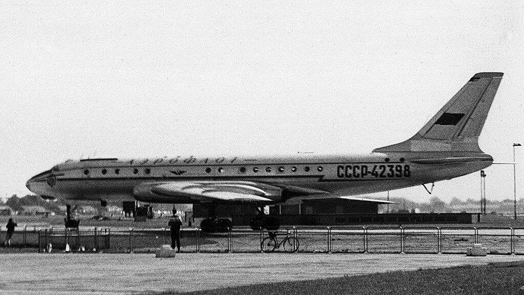 Одно из самых первых известных фотографий Ту-104А СССР-42398 в лондонском аэропорту Хитроу, 1960 год. Из коллекции Сергея Цветкова