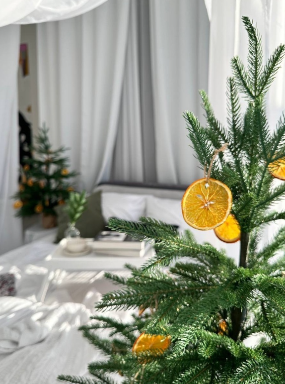 городская елка в симферополе. работа на новый год симферополь. работа на новый год симферополь. украшение новогодней ёлки в парке в парке. пушкина.