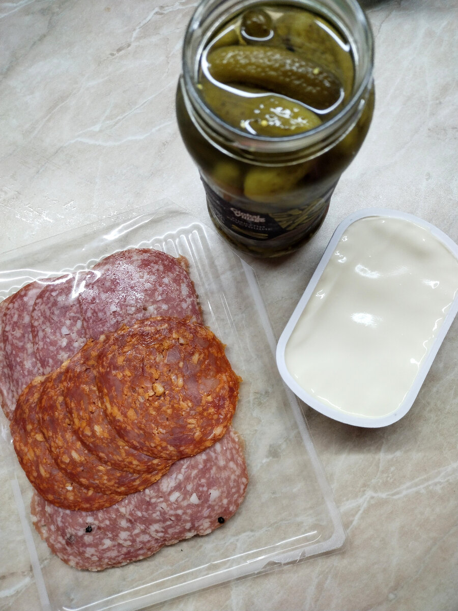 Именно эту колбасу вообще больше не куплю Ни вид, ни вкус не понравился. И ещё острая разновидность не годится для этого рецепта, перебор.