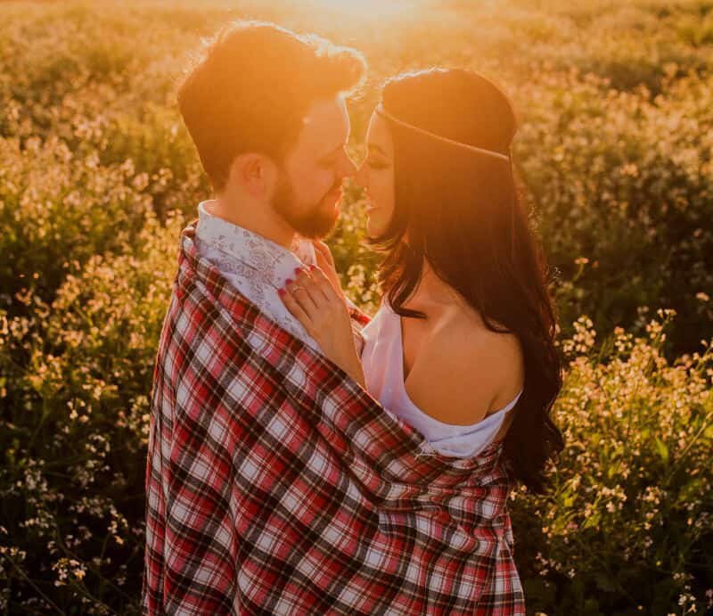 я знаю двух влюбленных. мужчина и женщина любовь. встреча мужчины и женщины. парень и девушка. парочка лежит на асфальте.