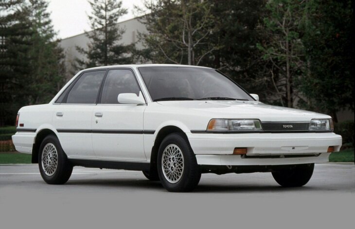 Тойота Камри • 1 поколение (V10) • 1982–1986  Седан Toyota Camry первого поколения, 1982-1986 Первое поколение автомобиля Toyota Camry было представлено в Японии в 1982 году, вскоре начался экспорт в-2