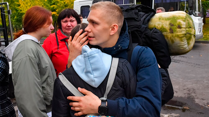 МИНОБОРОНЫ ОТВЕЧАЕТ, ЧТО ОГРАНИЧИВАТЬ СРОКИ СЛУЖБЫ ПО МОБИЛИЗАЦИИ НЕЦЕЛЕСООБРАЗНО, И ПРИЗВАННЫЕ БУДУТ СЛУЖИТЬ, ПОКА ДЕЙСТВУЕТ УКАЗ О ЧАСТИЧНОЙ МОБИЛИЗАЦИИ. ФОТО: КИСЕЛЁВ СЕРГЕЙ/АГН "МОСКВА"