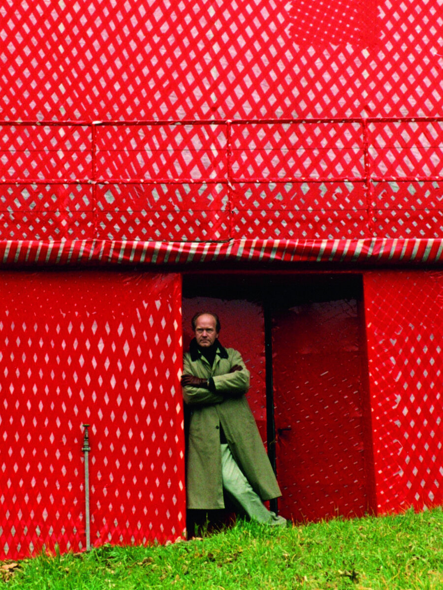 Художник Александр Константинов на фоне своего арт-объекта., фото:tretyakovgallery.ru