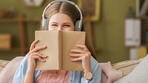 человек слушает аудиокнигу сидя с закрытыми глазами