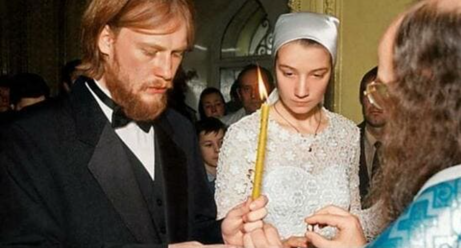 В 1997 году Дмит­рий Рощин женил­ся на Любо­ви Клы­ко­вой, доче­ри извест­но­го совет­ско­го скуль­пто­ра Вяче­сла­ва Клы­ко­ва