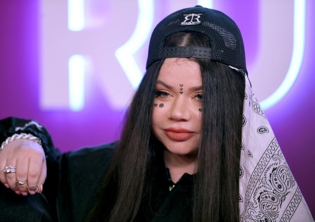 Асад согласие. Девушку без ее согласия. Девушку без ее согласия. Первый поцелуй зои и асада. Светлана иванова 2022 согласие.