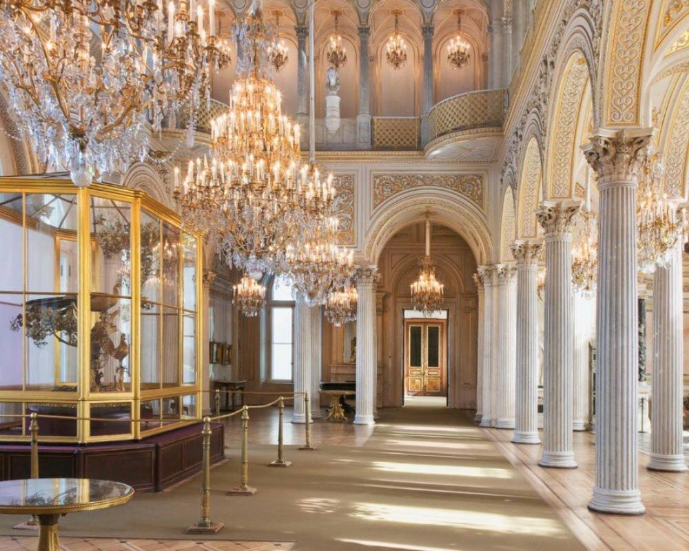 Художник хранитель эрмитажа. Зал рубенса в эрмитаже. Выставка импрессионистов в эрмитаже. Зимний дворец санкт-петербург коты. Художник хранитель эрмитажа.