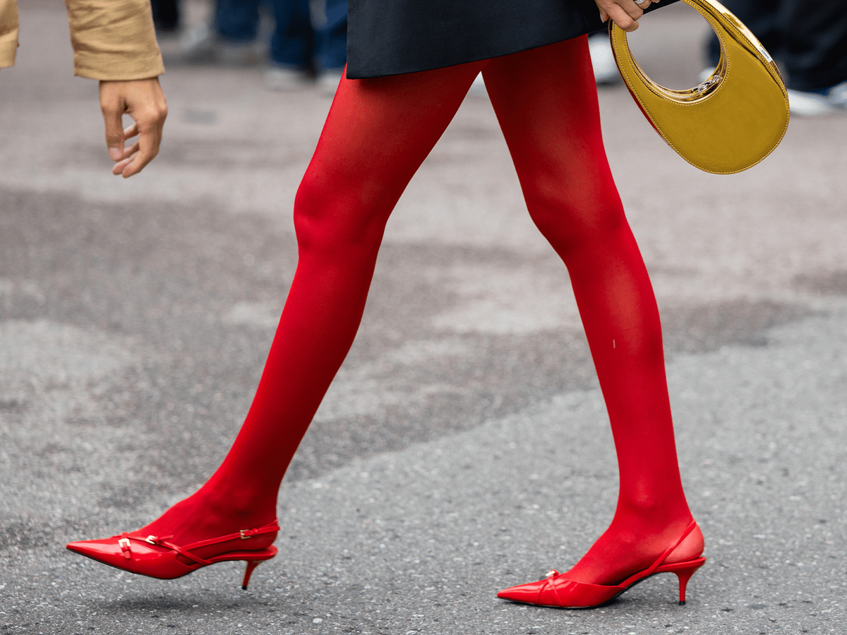 рыжие девушки в колготках. девочка в красных колготках. девушки в красных колготках. яркие чулки. красные колготки.