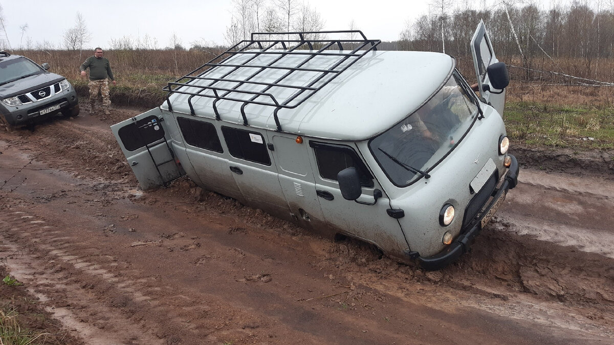 Гладкость дороги обманчива. Затяжные дожди превратили её в пластилин 