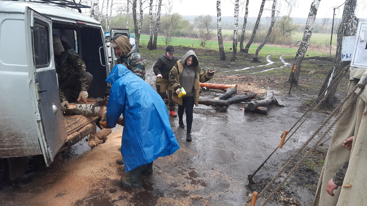 Заготовка дров в дождь