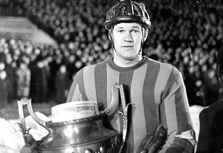 Изображение из открытых источников (В.Бобров в велосипедном шлеме в форме ВВС МВО)